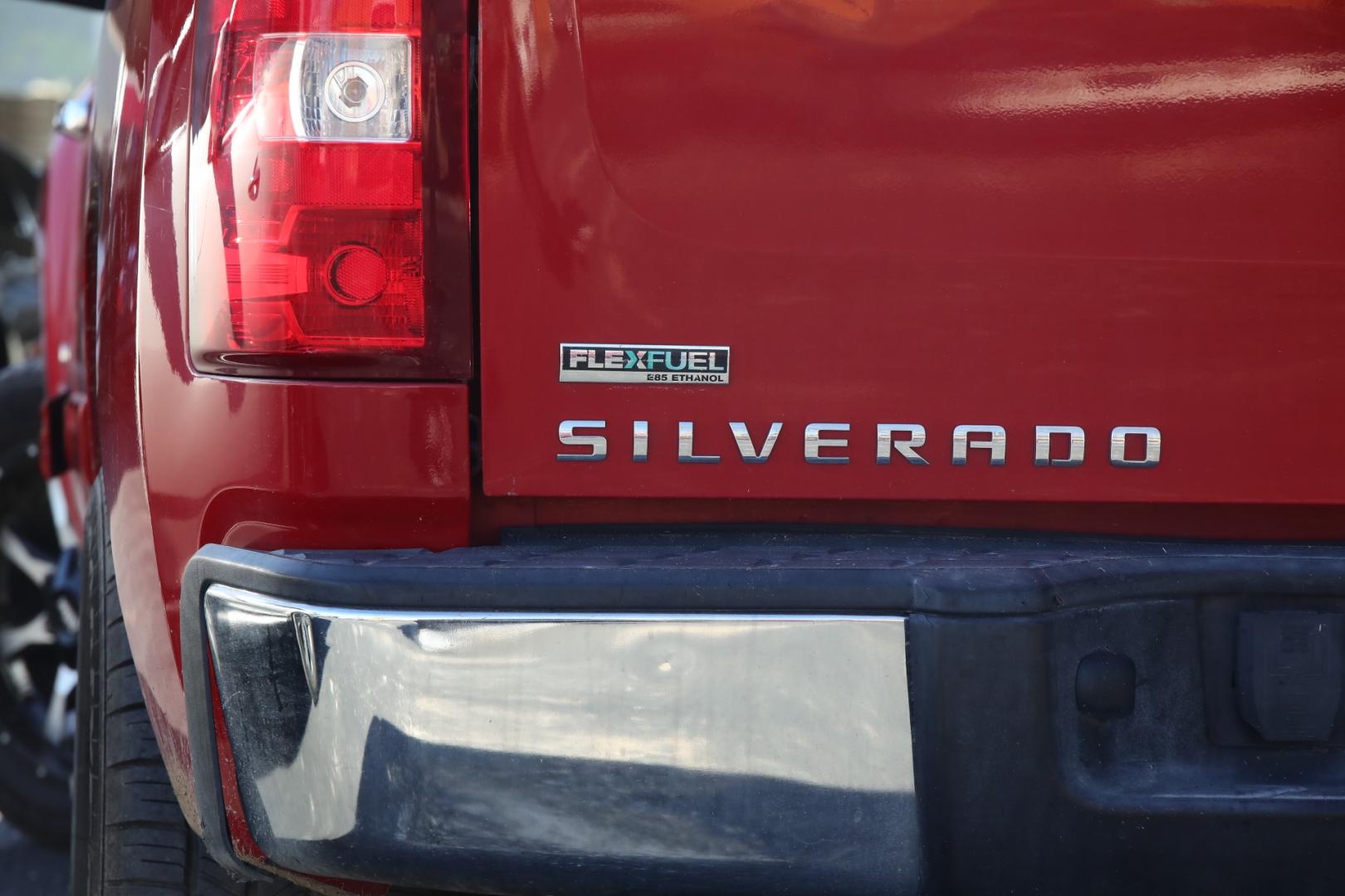 2010 RED CHEVROLET SILVERADO 1500 LT1 Extended Cab 2WD (1GCSCSE09AZ) with an 5.3L V8 OHV 16V FFV engine, 6-SPEED AUTOMATIC transmission, located at 420 E. Kingsbury St., Seguin, TX, 78155, (830) 401-0495, 29.581060, -97.961647 - Photo#6